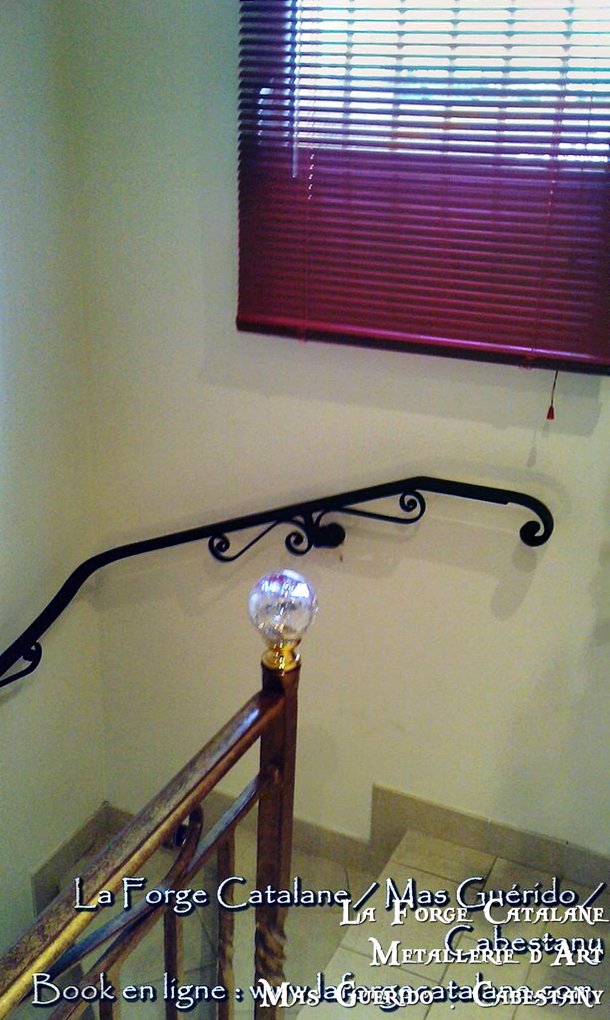 Main courante en fer cavalier en forme de volutes  travail a chaud forge catalane.jpg